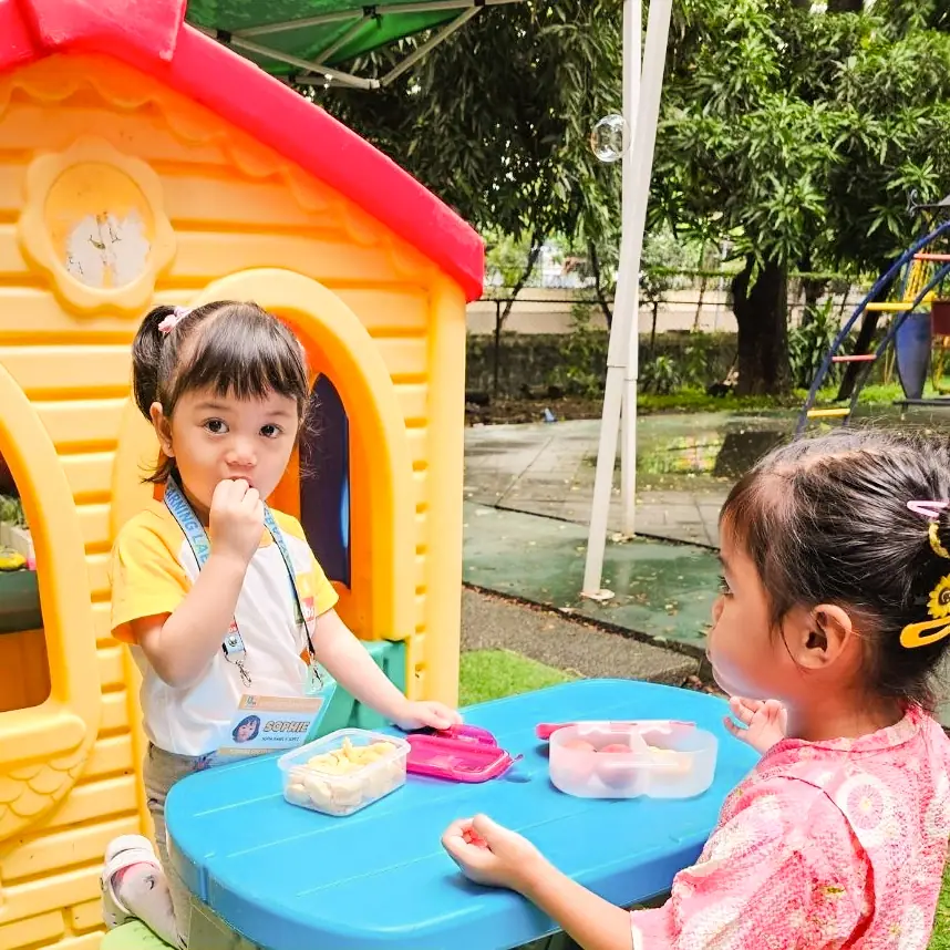 Children at an ELLabs class